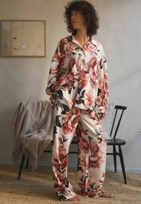 Next REGULAR FIT - LINEN BLEND BUTTON THROUGH  - Nattøj sæt - ecru floral