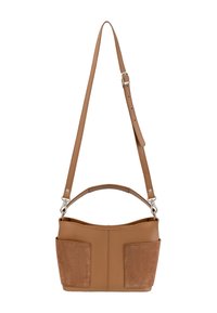 Borsa a spalla in pelle e suede color cuoio con tracolla regolabile, parte superiore arrotondata, tasche frontali applicate e dettagli in metallo argentato.