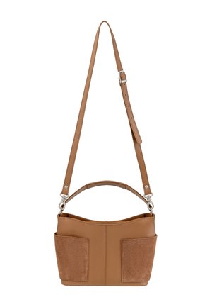 Borsa a spalla in pelle e suede color cuoio con tracolla regolabile, parte superiore arrotondata, tasche frontali applicate e dettagli in metallo argentato.