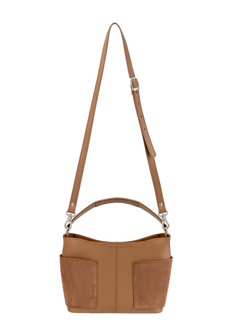 Borsa a spalla in pelle e suede color cuoio con tracolla regolabile, parte superiore arrotondata, tasche frontali applicate e dettagli in metallo argentato.