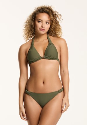 Set bikini di un verde oliva con top a halter e tessuto arricciato, e due bande laterali sul fondo. Texture liscia, design minimale.