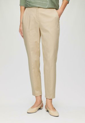 SCHMAL ZULAUFENDE - Stoffhose - beige
