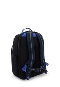 Sac à dos noir avec accents bleus, dos et bretelles rembourrés, plusieurs poches et boucles réglables. Texture lisse avec couture renforcée.