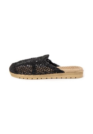 Zapato negro de tejido abierto tipo slip-on con suela texturizada color canela y plantilla acolchada, diseñado para uso casual.