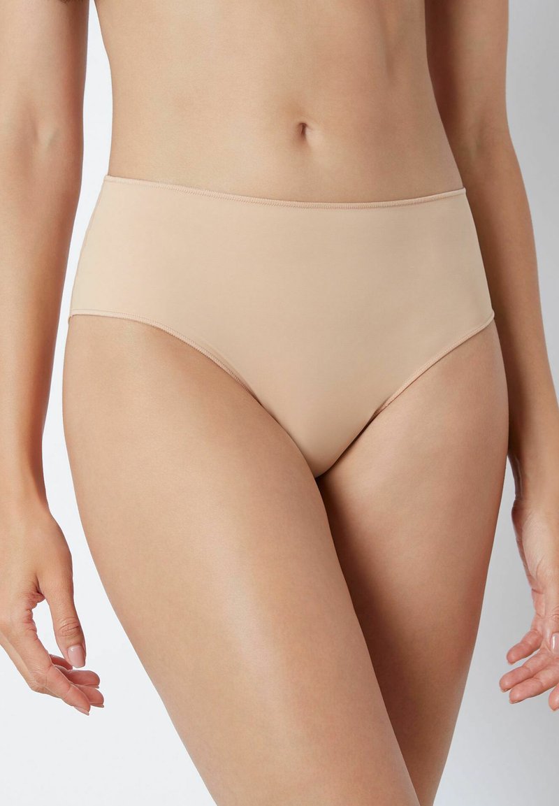 Mutande beige a vita alta realizzate in un tessuto liscio e elasticizzato. Presentano un design senza cuciture e una vita elasticizzata per il massimo comfort.