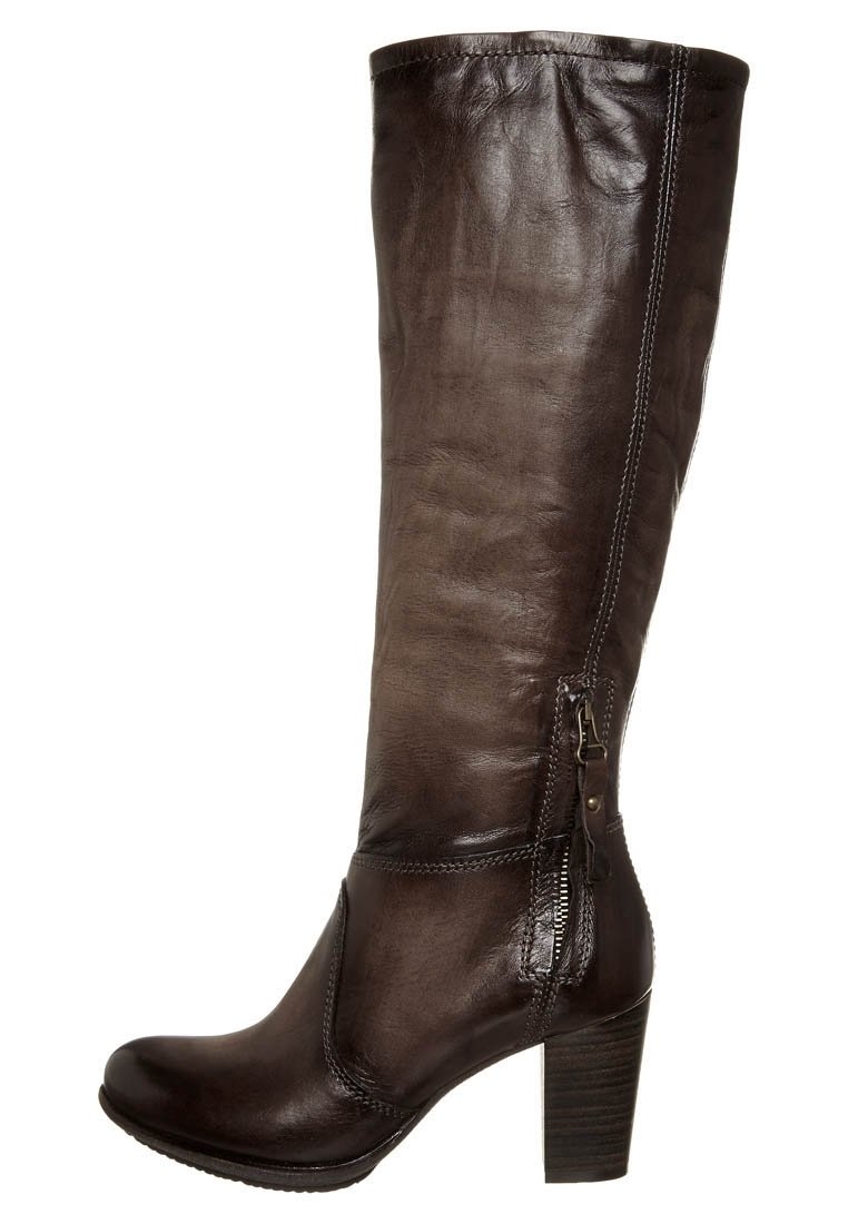 Brun läderknäbott med rund tå, sidodragkedja och texturerat utförande; har en staplad klack och subtila sömnadsdetaljer.