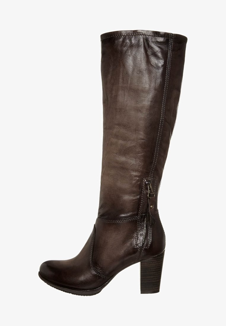 Brun läderknäbott med rund tå, sidodragkedja och texturerat utförande; har en staplad klack och subtila sömnadsdetaljer.