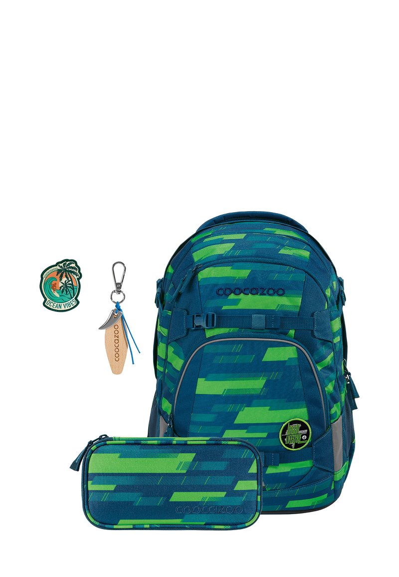 Rucksack mit blau-grünem geometrischem Muster, grauen Akzenten, Logo und passendem Federmäppchen; inklusive Schlüsselanhänger und Abzeichen.