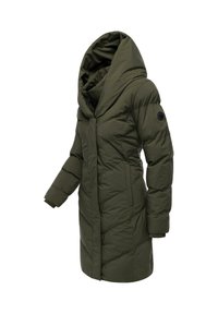 Olivenfarvet pufferjakke med en stor hætte, ribbede manchetter og diagonale syninger. Har en lynlåslukning foran og sidelommer.