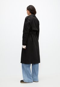 PULL&BEAR BASIC  - Trenchcoat - black