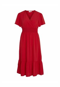 Červené šaty po kolena vyrobené z měkké tkaniny. Mají výstřih do V, krátké rukávy, nařasený pas a rozšířenou sukni se volánovým lemem.