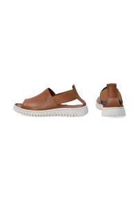 Bruine leren sandalen met een minimalistisch ontwerp, voorzien van een open teen, elastische zijpaneel en een witte, gestructureerde rubberen zool.