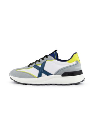Sneaker da uomo, in suede grigio e rete bianca, con accenti blu, dettagli gialli, lacci neri e suola in gomma testurizzata.