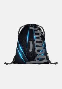Zaino a corda realizzato in tessuto nero, con un motivo a rete, accenti blu simili alla luce e un grande design testuale grigio.