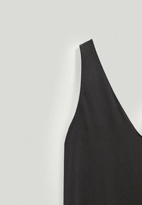 Sort ærmeløs top med glat tekstur, der har en bred halsudskæring og let tilspidsede skulderstropper. Enkel og minimalistisk design.