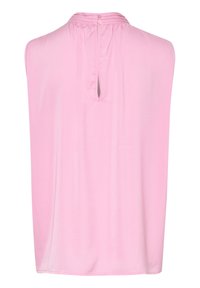 Różowy, bezrękawnik wykonany z gładkiej tkaniny. Ma marszczony dekolt oraz klapkę z tyłu zapinaną na guzik. Prosty design.