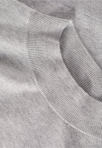 Maglione grigio in cotone con collo a girocollo a coste. Il tessuto è liscio, con una texture morbida e una leggera elasticità, che mette in evidenza sottili variazioni tonali.