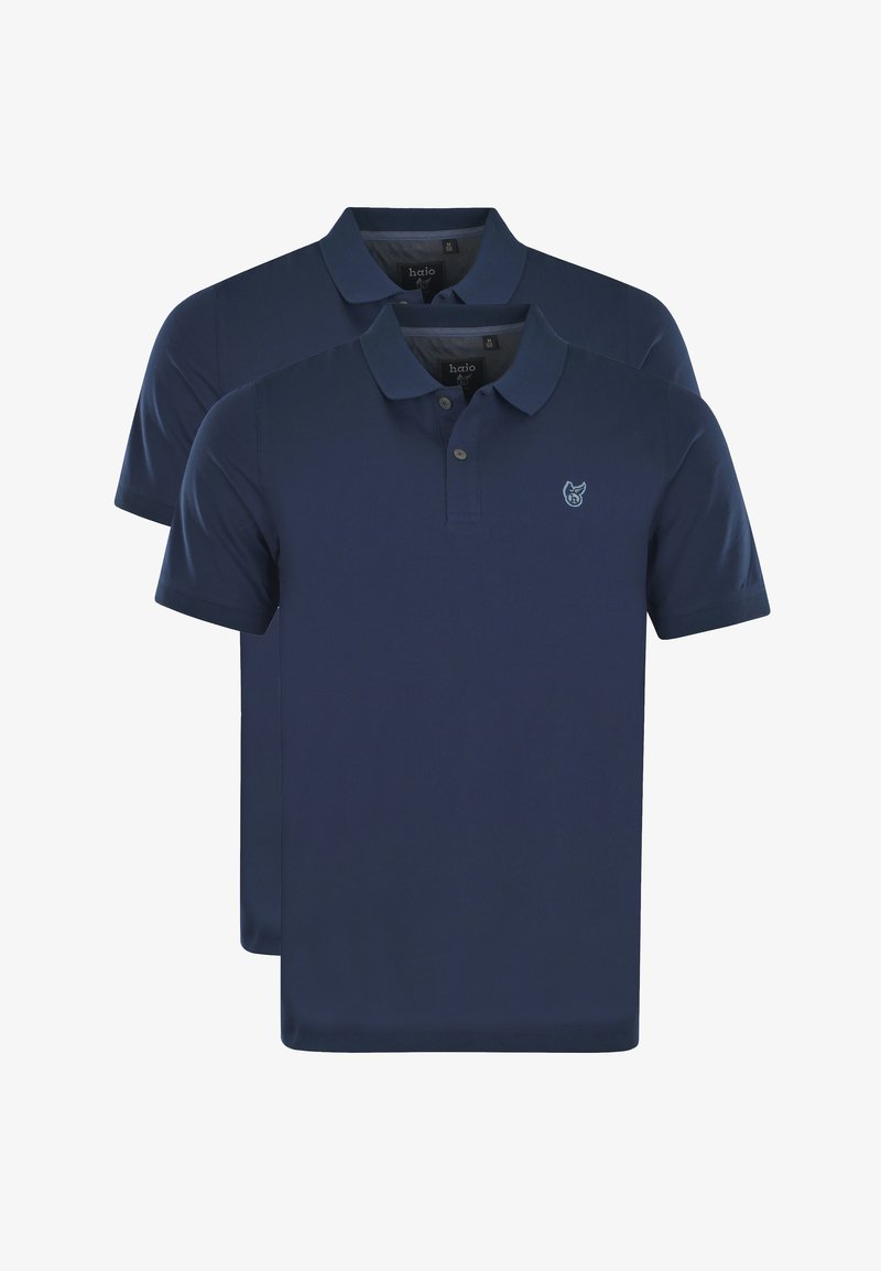 Laivansiniset polo paidat, jotka on valmistettu sileästä kankaasta, ja niissä on klassinen kaulus, kolme nappia sekä pieni brodeerattu logo rinnassa.