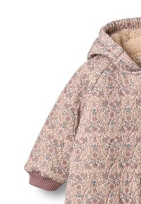  Pikowana odzież wierzchnia w kolorze różowym z kwiatowym wzorem, wyposażona w kaptur i ściągacze na rękawach. Miękka podszewka wewnętrzna zapewnia teksturę i ciepło.