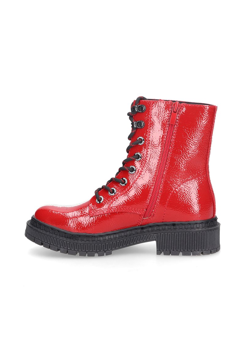 Rote Lackleder-Stiefeletten mit einer robusten schwarzen Sohle, ausgestattet mit schwarzen Ösen, Schnürsenkeln und einem seitlichen Reißverschluss für ein einfaches An- und Ausziehen.