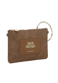 Clutch marrone in finta pelle scamosciata con manico ad anello dorato, caratterizzato da una patch in pelle con testo in rilievo. Chiusura a zip nella parte superiore.