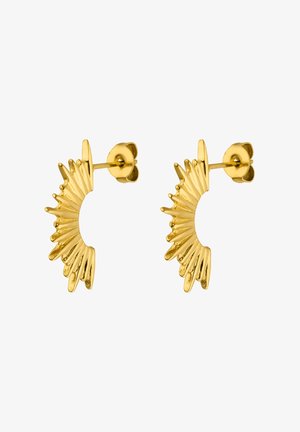 Paar kleine goldene Creolen mit strahlenförmigem, strukturiertem Spitzen-Design und Schmetterlings-Verschlüssen auf weißem Hintergrund.