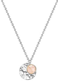 Silverfärgad kedjehalsband med en hammarslagen rund medaljong som har en fasetterad ljusrosa sten omgiven av en guldtonad accent.
