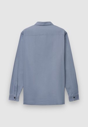 Hellblaues Langarmhemd mit Kragen, geknöpften Manschetten und schlichter Textur. Rückansicht zeigt einen geraden Saum und keine sichtbaren Muster.