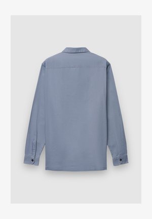 Hellblaues Langarmhemd mit Kragen, geknöpften Manschetten und schlichter Textur. Rückansicht zeigt einen geraden Saum und keine sichtbaren Muster.