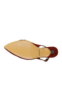 Scarpa con tacco alto in suede rosso, con punta affusolata, dotata di cinturino alla caviglia regolabile e soletta beige liscia con dettagli testurizzati.