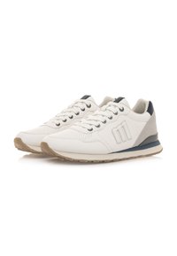 Zapatillas de piel blanca con un acabado texturizado, que presentan acentos en azul oscuro, seis ojales para los cordones y una suela de goma ligera.
