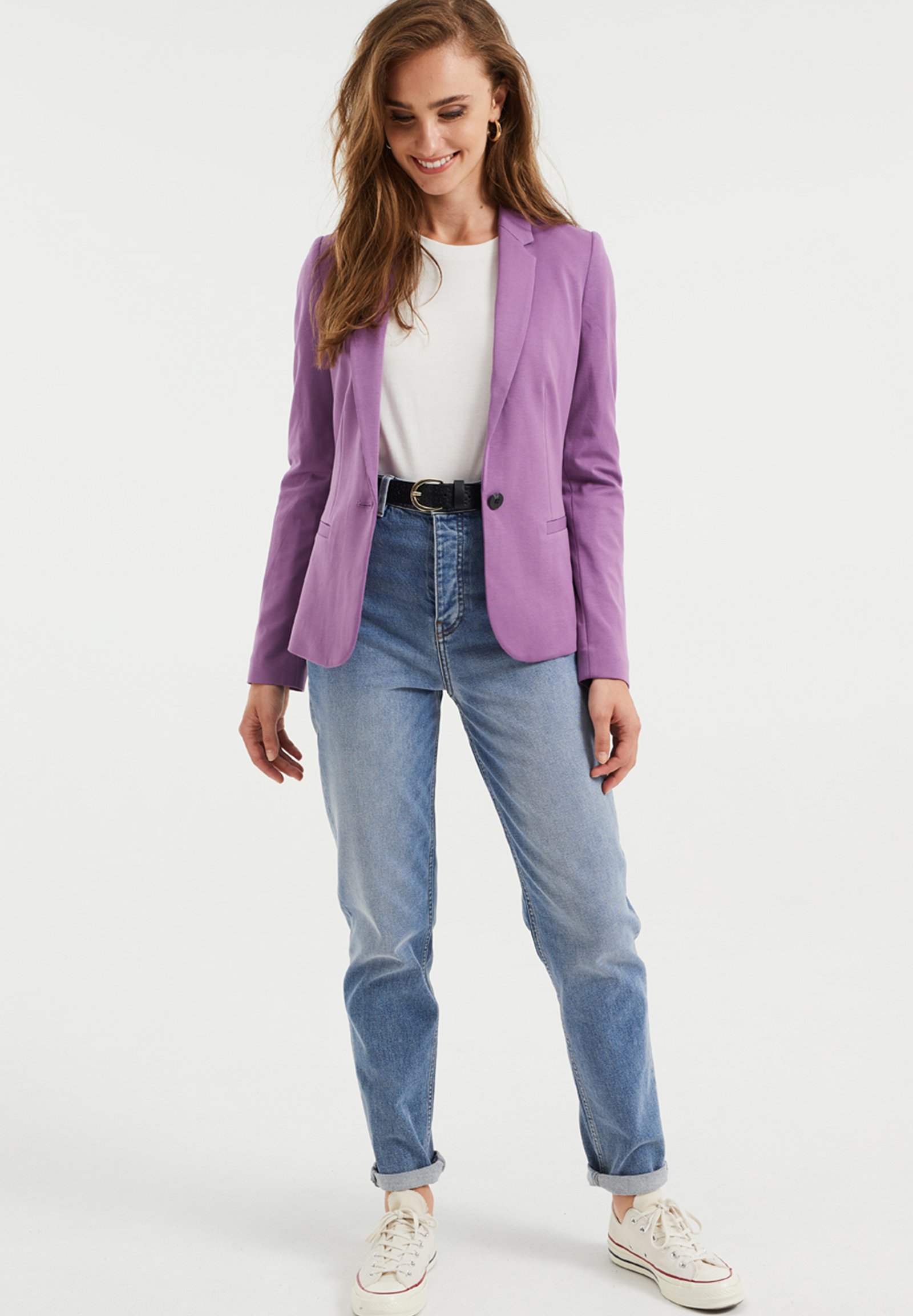 Outfit de oficina para mujer con blazer blanco y bolso negro 】