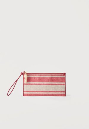 Rektangulær håndledspung med pink og beige horisontale striber, guld lynlås og pink rem på hvid baggrund.