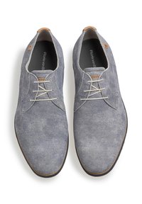 Scarpe stringate in denim grigio con una superficie liscia, dettagli in pelle nei lacci e una punta rotonda. La suola presenta un bordo in contrasto.