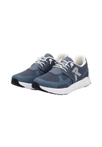 Buty sportowe z siateczkową cholewką w ciemnoniebieskim kolorze z szarymi akcentami, z białą amortyzującą podeszwą i kontrastującymi czarnymi noskami.