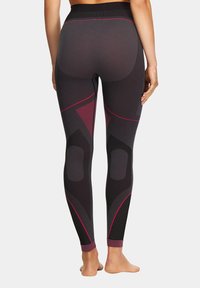 Czarne legginsy o wysokim stanie z różowymi akcentami i teksturowanymi wzorami. Posiadają wzmocnione obszary kolan oraz dopasowany krój.