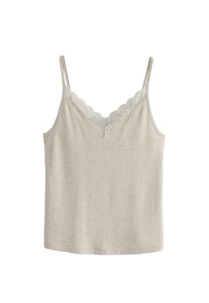 Camisole beige clair avec des bretelles spaghetti réglables, ornée d'une bordure en dentelle festonnée le long de l'encolure et d'une texture douce et lisse.