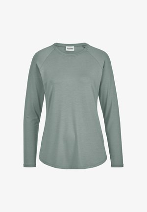 Langarmshirt met ronde hals in gedempt saliegroen met raglanmouwen en een afgeronde zoom, met het label "hessnatur" aan de binnenkant van de kraag.