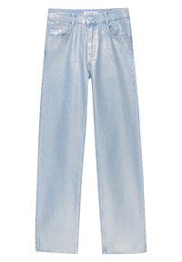 Jeans de denim azul claro con un corte amplio, que cuentan con un cierre de botón, cuatro bolsillos y una superficie ligeramente texturizada.