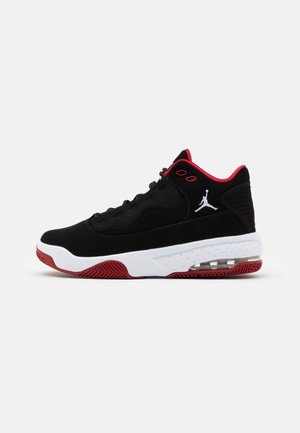 Schwarzer und roter Basketballschuh mit mittelhohem Schaft, weißer Sohle, sichtbarem Luftpolster, Mesh-Gewebe und weißem Jumpman-Logo an der Seite.