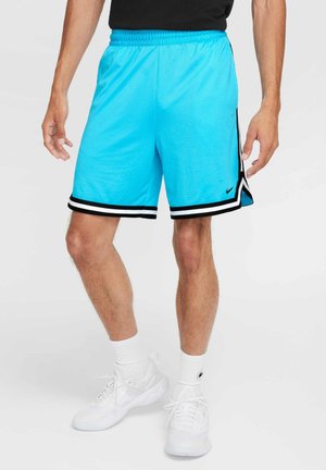 - Krótkie spodenki sportowe