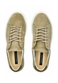 Sneakers in suede color tan con suole in gomma bianca, punta rotonda e lacci piatti. Presentano un logo discreto sul lato e un tallone di colore contrastante.