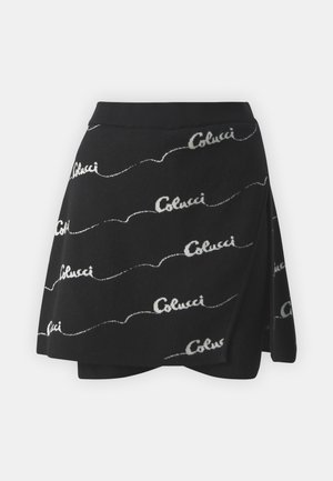 Gonna nera con un design avvolgente e una fantasia ondulata bianca con la scritta "Colucci" su tutta la superficie. Realizzata in tessuto morbido con una cintura comoda.