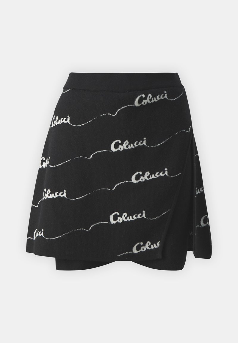 Schwarze Rock mit Wickeldesign und wellenförmigem weißen Muster sowie dem Schriftzug "Colucci". Hergestellt aus weicher Stoffqualität mit einem bequemen Taillenbund.
