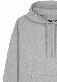 Hoodie gris avec une texture douce, comportant une capuche à cordon de serrage, une poche kangourou et des poignets côtelés. L'étiquette indique "MIRA PARIS."