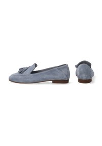 Modré semišové loaferky s hladkým povrchem, zdobené střapcem vpředu a s nízkým hnědým podpatkem pro pohodlí.