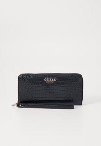 Portafoglio in pelle nera con stampa coccodrillo, con logo dorato "GUESS EST 1981", chiusura con zip e tracolla staccabile per un facile trasporto.