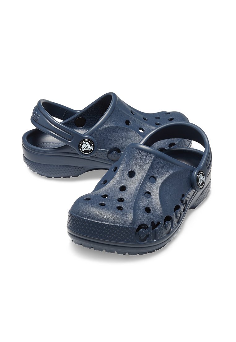 Marineblauwe Crocs klompen van lichtgewicht materiaal met ventilatiegaten, een achterband en logodetail aan de zijkant.