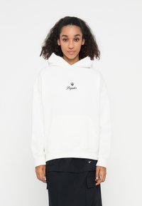 Sweat à capuche blanc avec une poche avant et un logo brodé noir portant le mot "Pegador." Le design présente une coupe décontractée et des poignets côtelés.