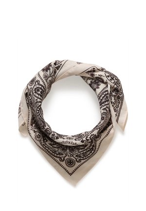 Lys beige bomuldssjal med sort paisley- og blomstermønster, foldet i en løs løkke mod en hvid baggrund.